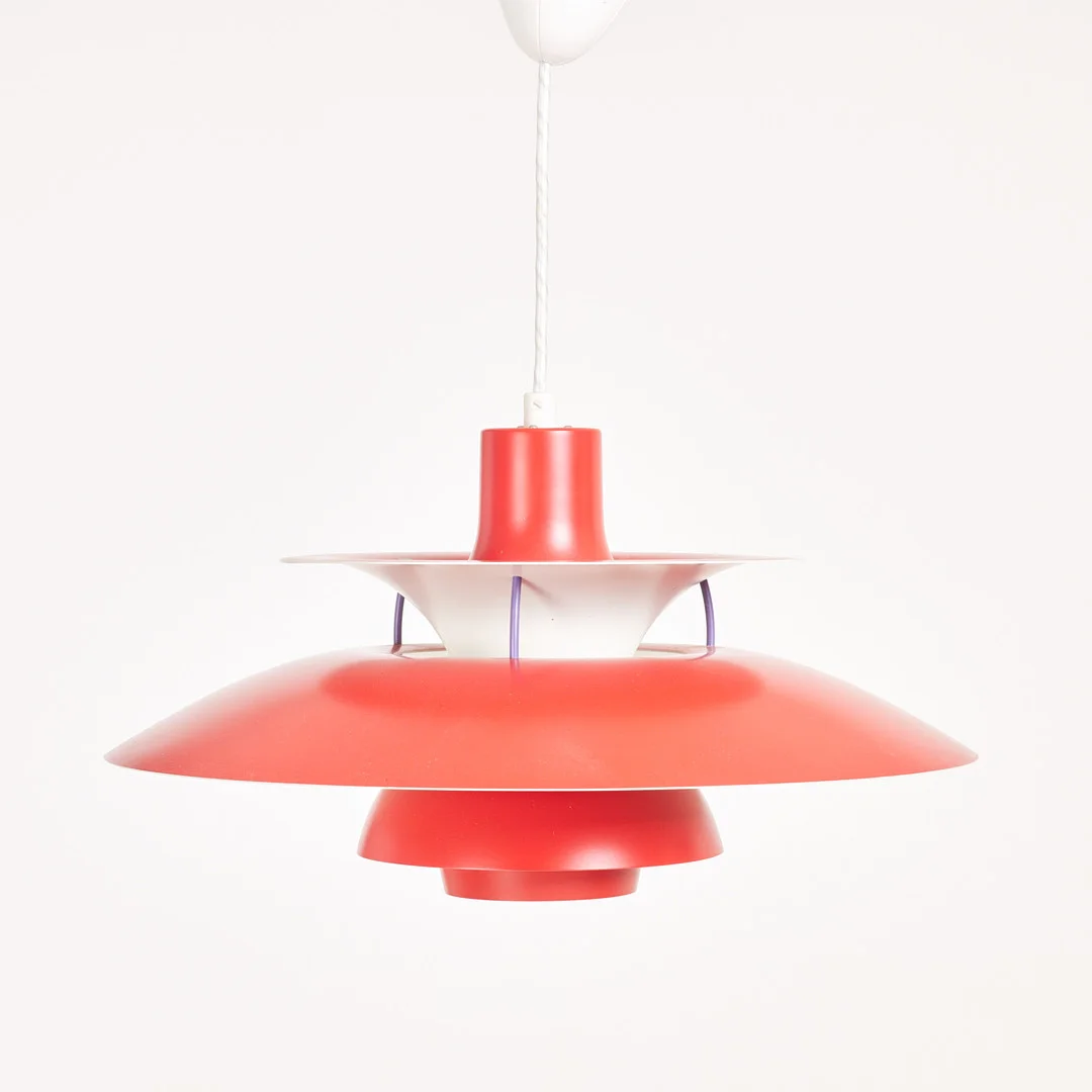 POUL HENNINGSEN. POUL HENNINGSEN. Taklampa "PH5", takarmatur, Louis Poulsen, Danmark, röd, vit och blålackerad. — Ceiling lights — Stockholms Auktionsverk Sickla