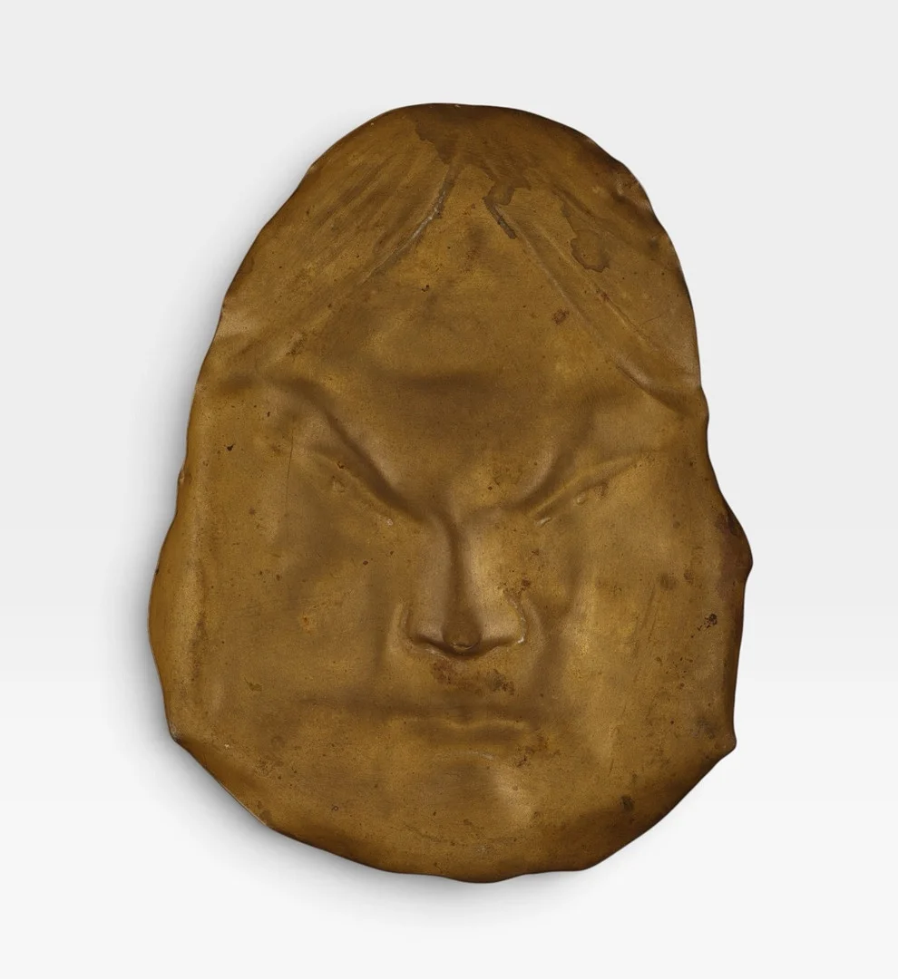 Vaciabolsillos en latón repujado, de principios del siglo XX. — Pewter, Brass & Copper — Barcelona Auctions