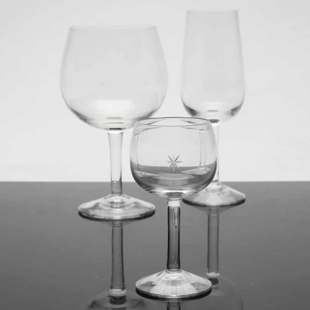 SIGNE PERSSON MELIN. GLASSERVISDELAR, 36 delar, "Bouque", Kosta Boda. — Tableware — Gomér & Andersson Norrköping