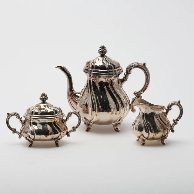 KAFFESERVIS, 3 delar, silver Tyskland, rokokostil, 1900-tal. Med svenska importstämplar.