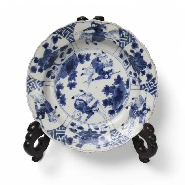 SKÅL, porslin, bärtallrik, profilerat brätte, underglasyrblått måleri, krigare till häst, Kina, Kangxi (1662-1722) märke och tid.