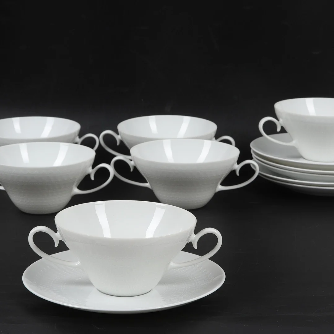 BJÖRN WIINBLAD. Buljongkoppar med fat, 12 delar, "Romance", Rosenthal. — Tableware — Ekenbergs Auktioner