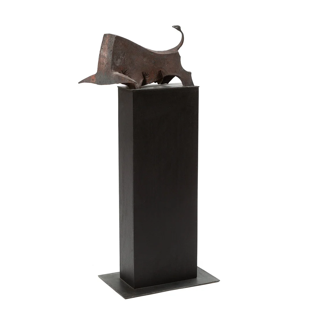 LARS LARSSON. Skulptur, tjur på sockel, smide, 2005. — Sculptures & Bronzes — Stockholms Auktionsverk Göteborg