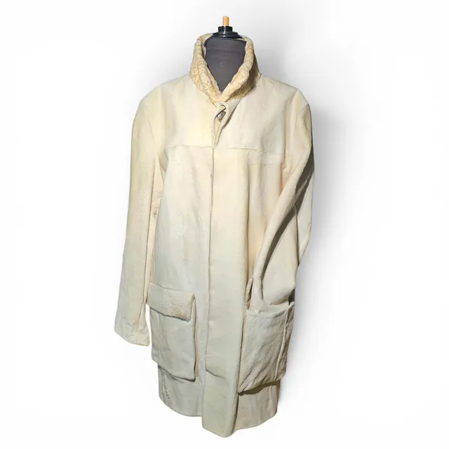 Chaquetón de caballero en piel de potro color marfil.Cuello de astracán a tono. Peletería Vinicio Pájaro. A estrenar. Talla 52-54 aprox.
