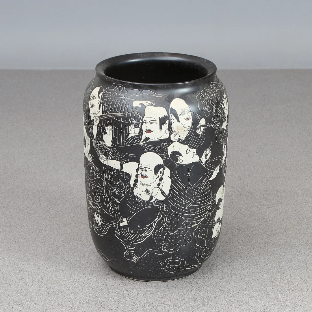 GOLVVAS. Delvis glaserad keramik. Samtida asiatisk tillverkning. — Ceramics & Porcelain — Skånes Auktionsverk