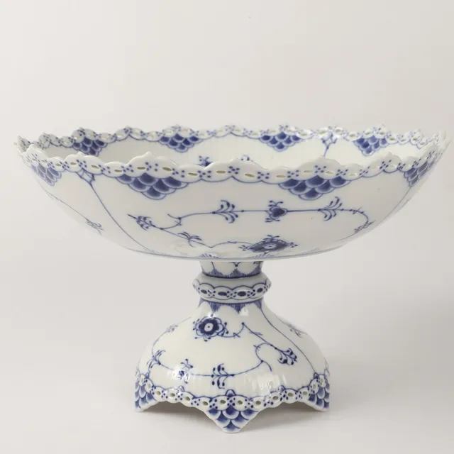 SKÅL PÅ FOT, "Musselmalet", porslin, Royal Copenhagen, Danmark.