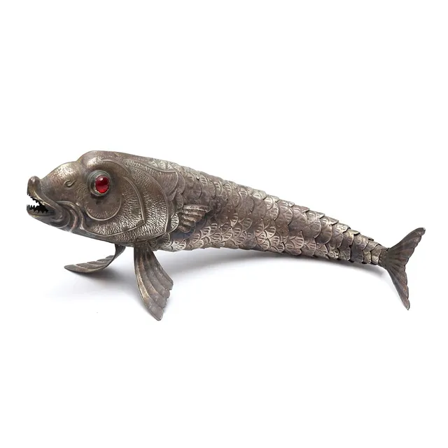 DEKORATION, i form av fisk med ledad kropp, nysilver, 1900-tal.