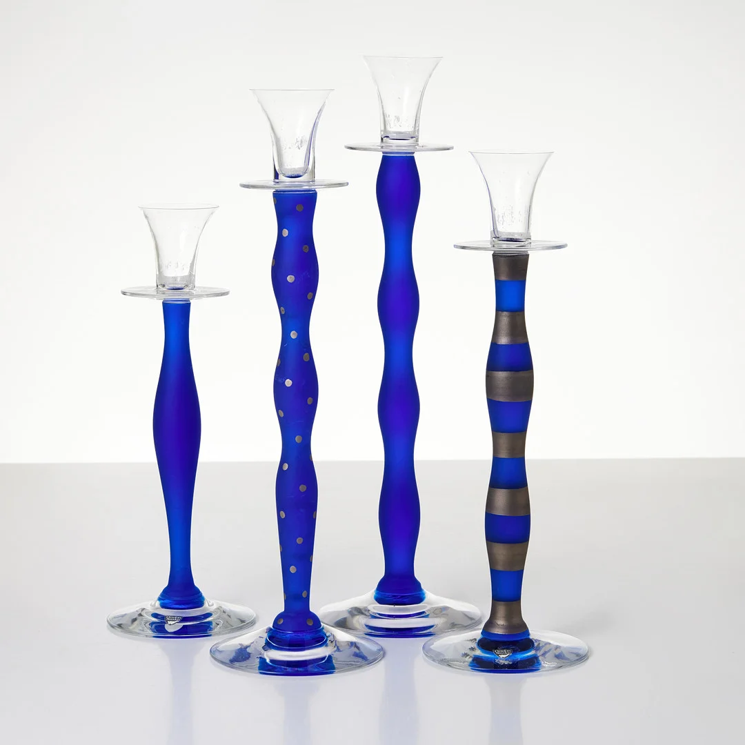 ANNE NILSSON. "Celeste", ljusstakar, 4 st, Orrefors, klart och blått glas med målad dekor, etikettmärkningar, delvis signerade. — Other — Stockholms Auktionsverk Magasin 5