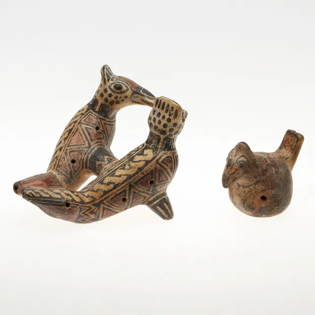 FIGURER, 2 st, lergods, troligen precolumbianska, syd/mellanamerika.