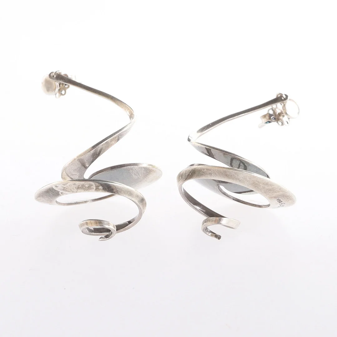 VIVIANNA TORUN BÜLOW-HÜBE. Örhängen, ett par, sterlingsilver, För Georg Jensen Danmark. — Earrings — RA Auktionsverket Norrköping
