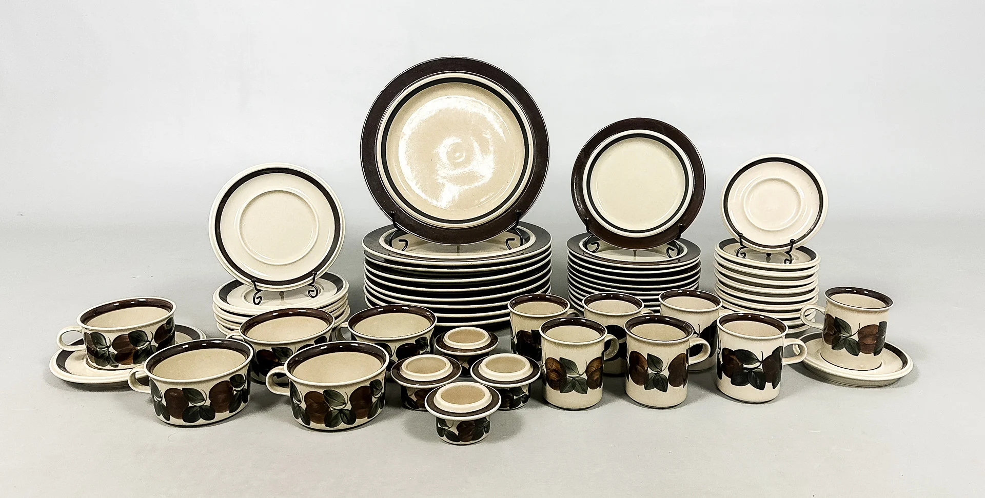 ULLA PROCOPÉ. SERVISDELAR, 53 delar, "Ruija", keramik, Arabia. — Tableware — Auktionshuset STO Bohuslän