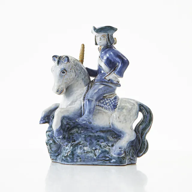 GERTRUD KUDIELKA. Figurin, karolin till häst, stengods för L. Hjorth, Danmark.