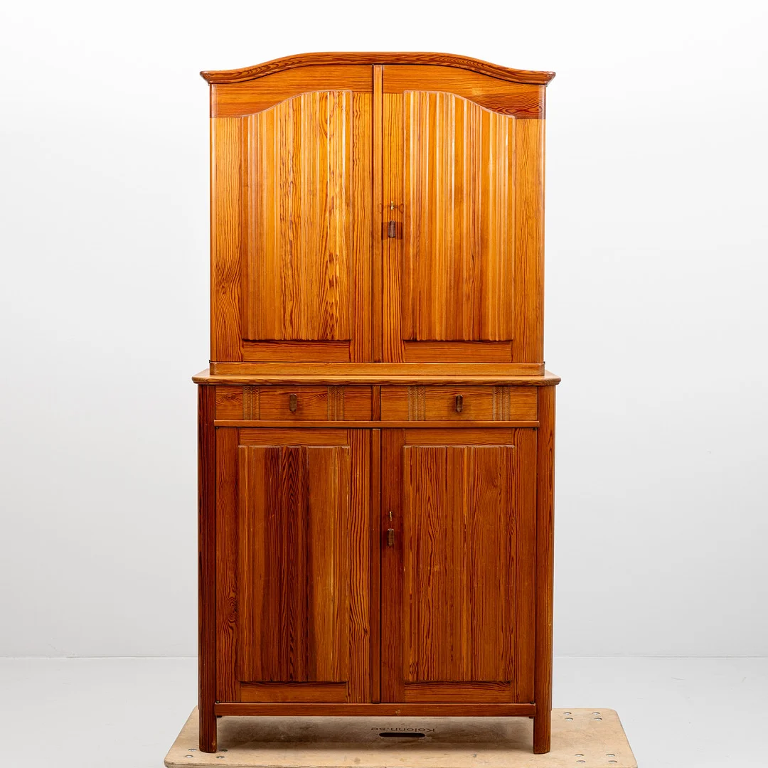 CARL MALMSTEN. Skåp, "Carolus", brännstämplad, furu, tudelat, omkring 1900-talets mitt. — Cupboards, Cabinets & Shelves — Auktionshuset Kolonn
