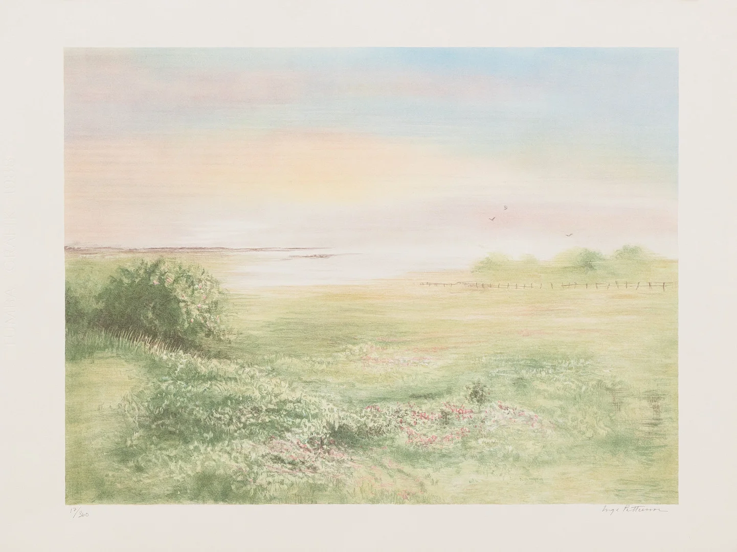 INGE PETTERSSON (FÖDD 1944). Kustlandskap i dis, litografi nr 17/360, signerad. — Engravings & Prints — Garpenhus Auktioner