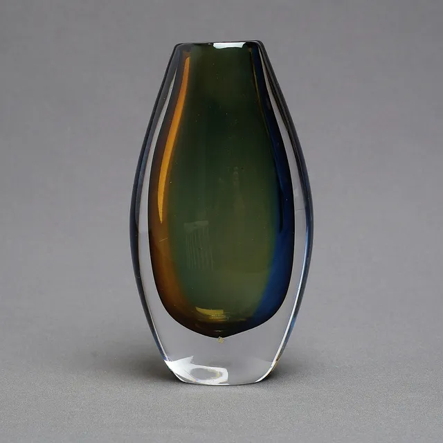 VICKE LINDSTRAND. Vas, glas, signerad, Kosta 46451 Lindstrand.