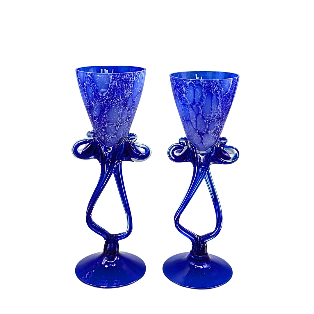 PAAR DESIGNER SEKTGLÄSER IN BLAU - MUNDGEBLASEN. — Art glass — Auktionshaus Stuber's Hammerschlag