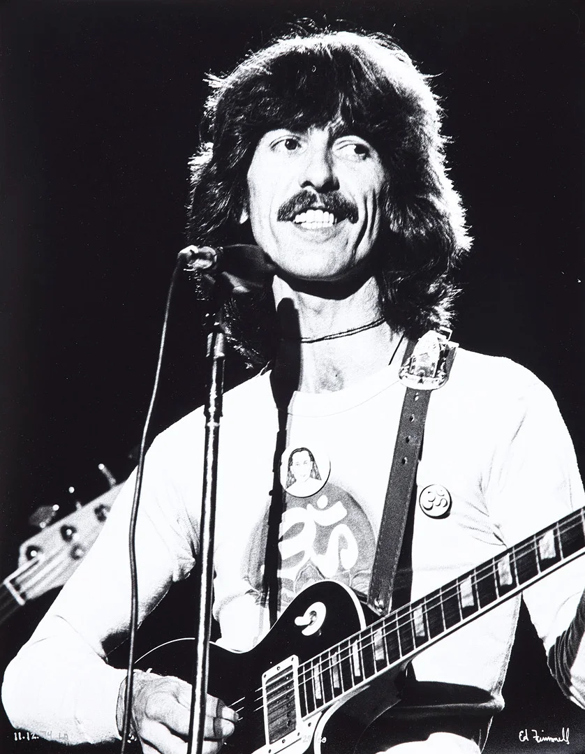 ED FINNELL (USA/SVERIGE, FÖDD 1956). George Harrison, "Dark Horse Tour'', Los Angeles, 12 November 1974, signerad och numrerad 29/50, analogt (darkroom made) fotografi, Silvergelatin på ilford multigrade v rc-papper. — Photography — Stockholms Auktionsverk Sickla
