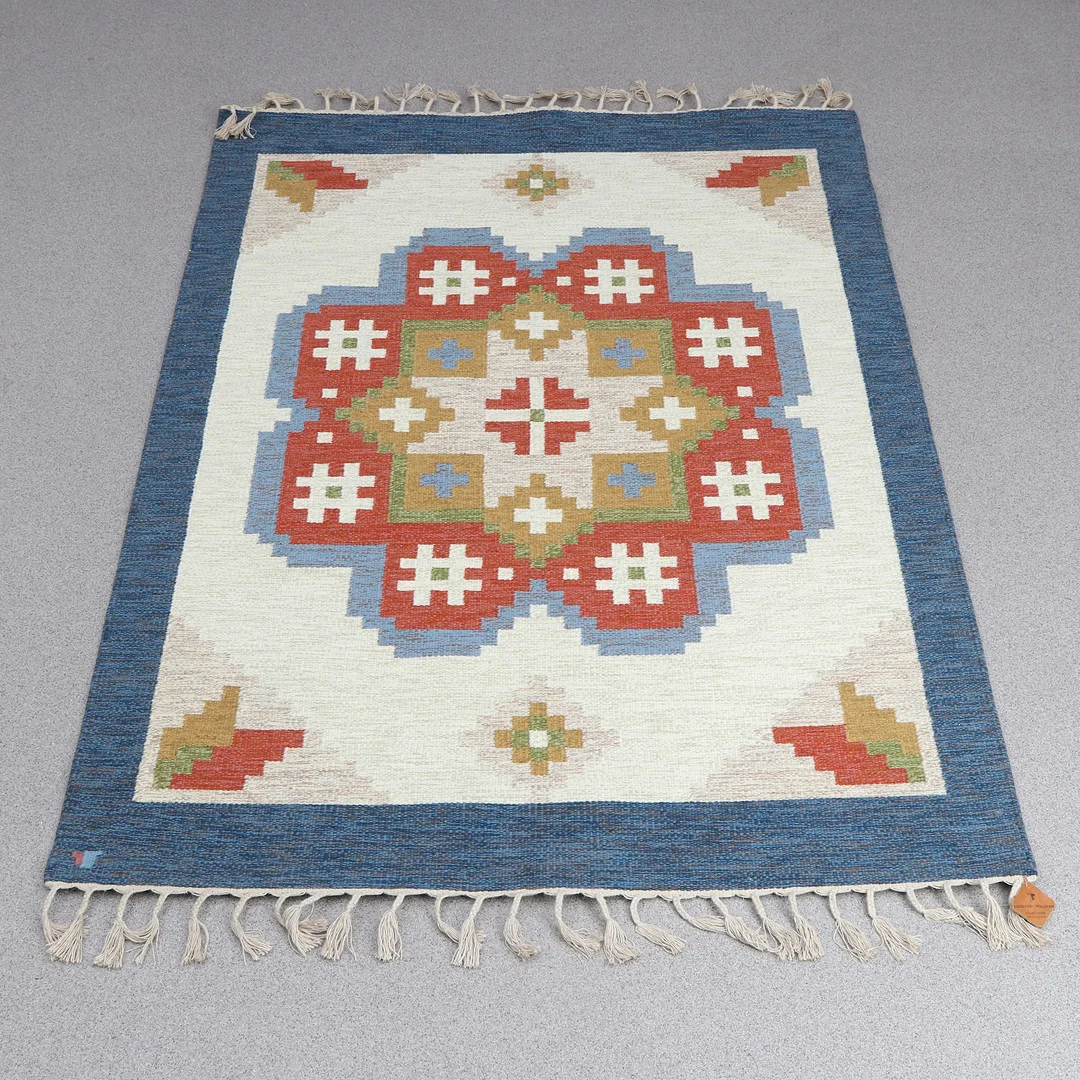 ERIK LUNDBERG. MATTA. Rölakan, ull på linvarp. "Lister", Vävaregården, Eringsboda. Signerad. — European Carpets & Textiles — Skånes Auktionsverk