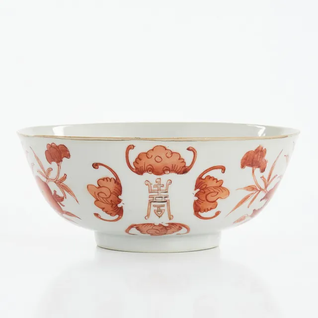 SKÅL, porslin, Kina, sen Qing (1644–1912), utvändig dekor i järnrött av fladdermöss, persikor, granatäpple och fingercitroner.
