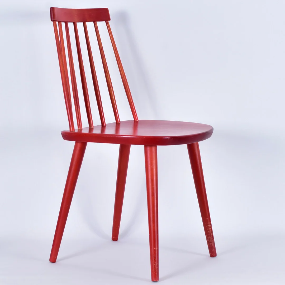YNGVE EKSTRÖM. Pinnstol, rödbetsad bok, "Pinocchio", 1970-tal. — Armchairs & Chairs — Halmstads Auktionskammare