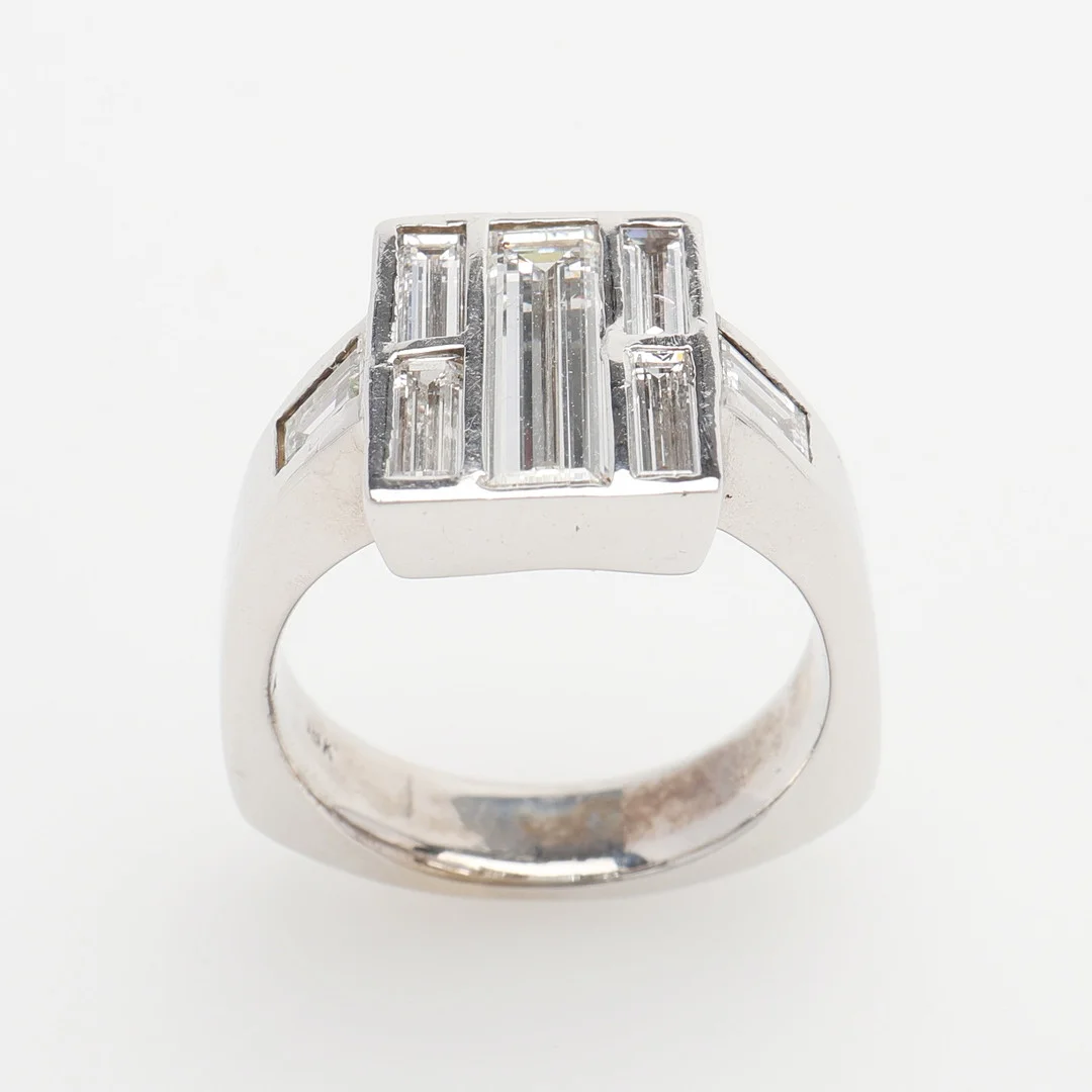 RING, 18K VITGULD, MED 6 BAGUETTER CA 2,5 CT TOTALT. — Rings — Crafoord Auktioner Lund