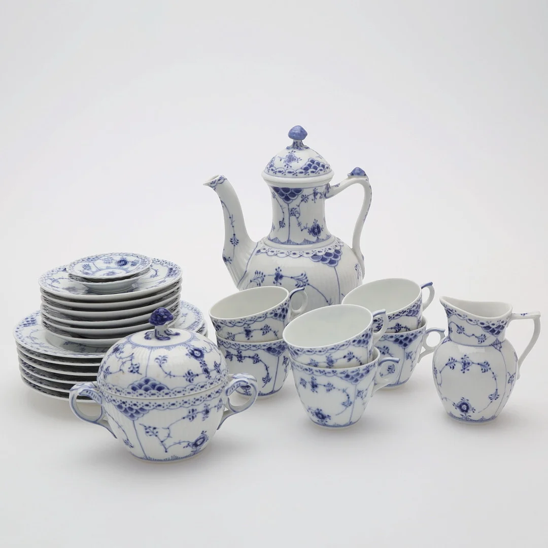 SERVISDELAR, 23 delar, "Musselmalet halvblond/helblond", Royal Copenhagen, Danmark. — Tableware — Auktionsmagasinet Vänersborg