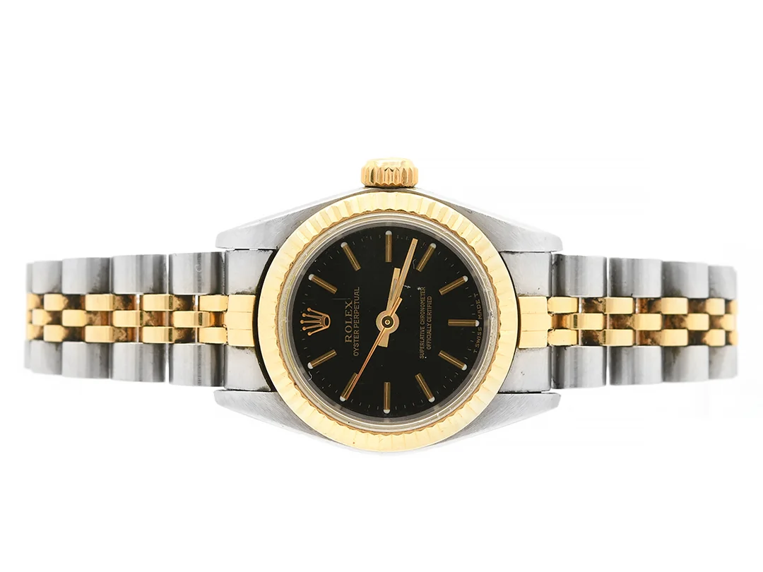 ROLEX, Oyster Perpetual, Ref nr. 67193, Serie nr. W768034, Cal 2130, Verk nr. 3359512, Boett nr. 67000, damur, 26 mm, stål/guld, automatisk, safirglas (skadat), defekt (servicebehov), Jubileelänk, viklås (2006), Ref nr. 62523D-18-OP8/491B, ca 1995. — Klockor/Rolex — Kaplans
