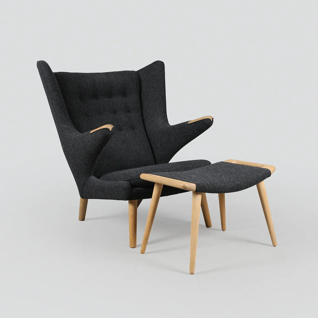 HANS J WEGNER. PP Møbler. "Bamsestol" model PP19 med tilhørende fodskammel model PP120 (2). — Armchairs & Chairs — Bidstrup Auktioner