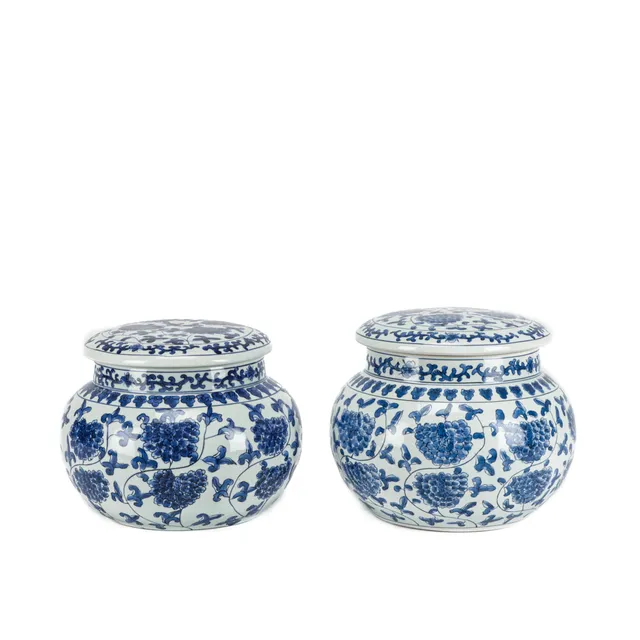 A pair of Chinese porcelain lidded jars, 1900s (2)