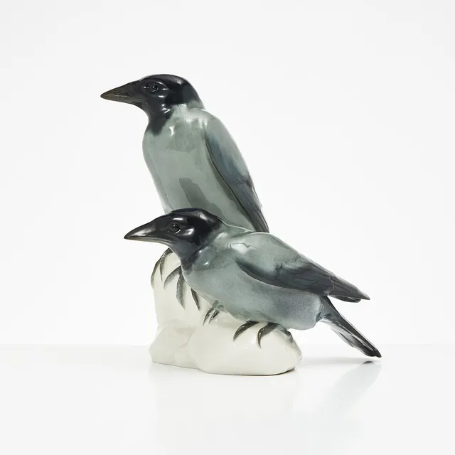 WALDEMAR LINDSTRÖM. Kråkpar, figurin, glaserat porslin, signerad, 1900-talets början, Rörstrand.