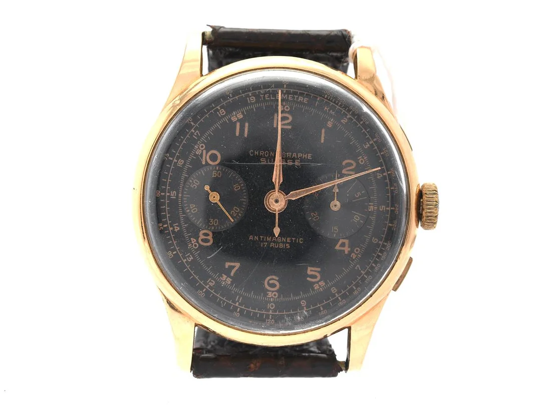 Chronographe Suisse, Antimagnetic, armbandsur, manuell 18K. Kronograf. 37,5 mm, plexiglas med repor. Nr 39 3910. Skadad urtavla, skadad boett bucklor bakboett, läderband, armbandslås ej guld, defekt kronograf — Klockor/Antima — Kaplans