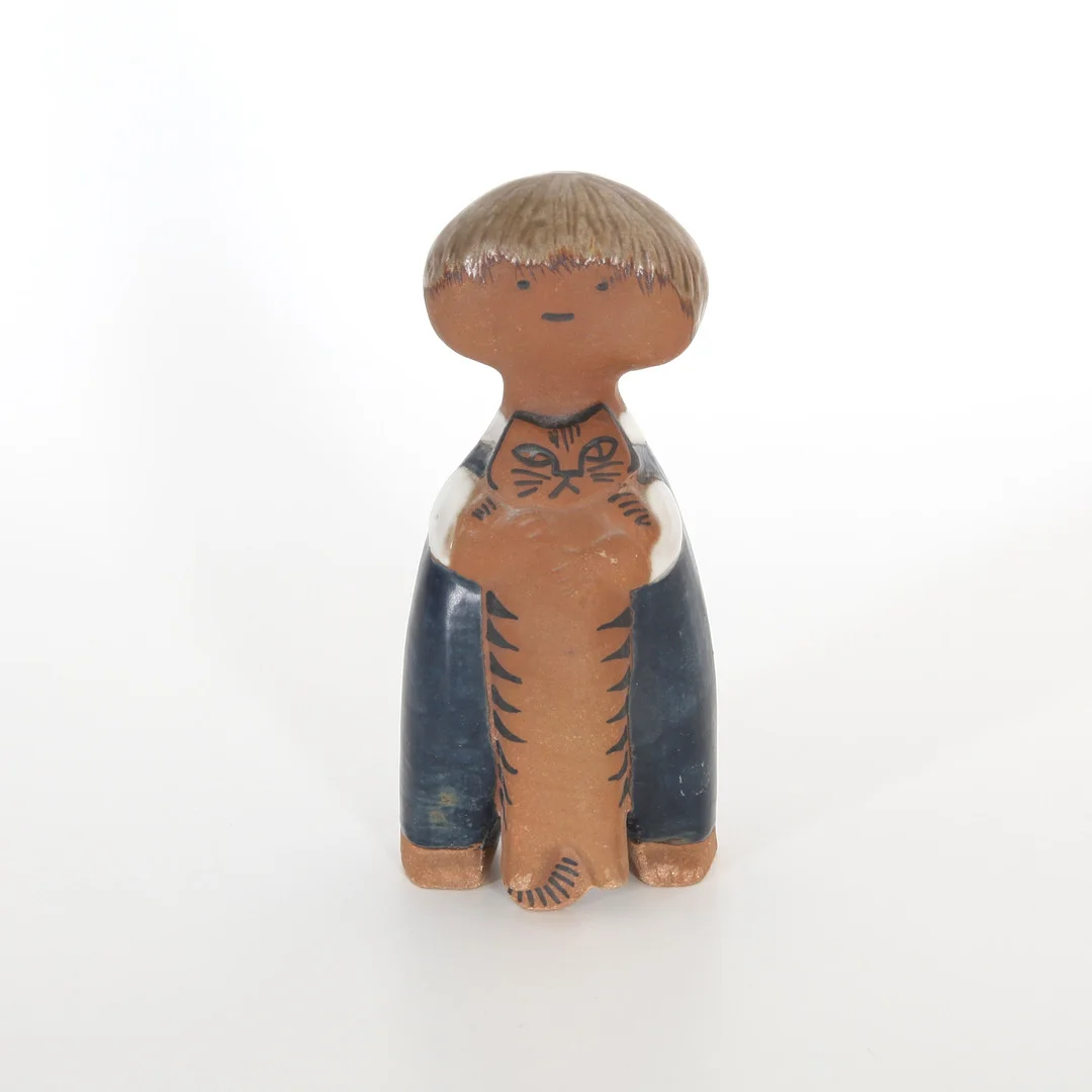 LISA LARSON. 1931-2024. Figurin "Pelle", Ur serien "Larsons ungar", Gustavsberg, 1900-talets andra hälft. — European — Auktionsverket Engelholm