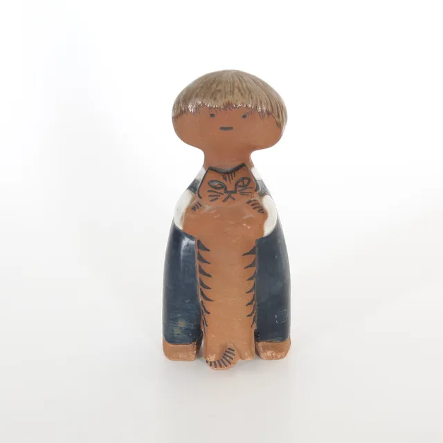 LISA LARSON. 1931-2024. Figurin "Pelle", Ur serien "Larsons ungar", Gustavsberg, 1900-talets andra hälft.