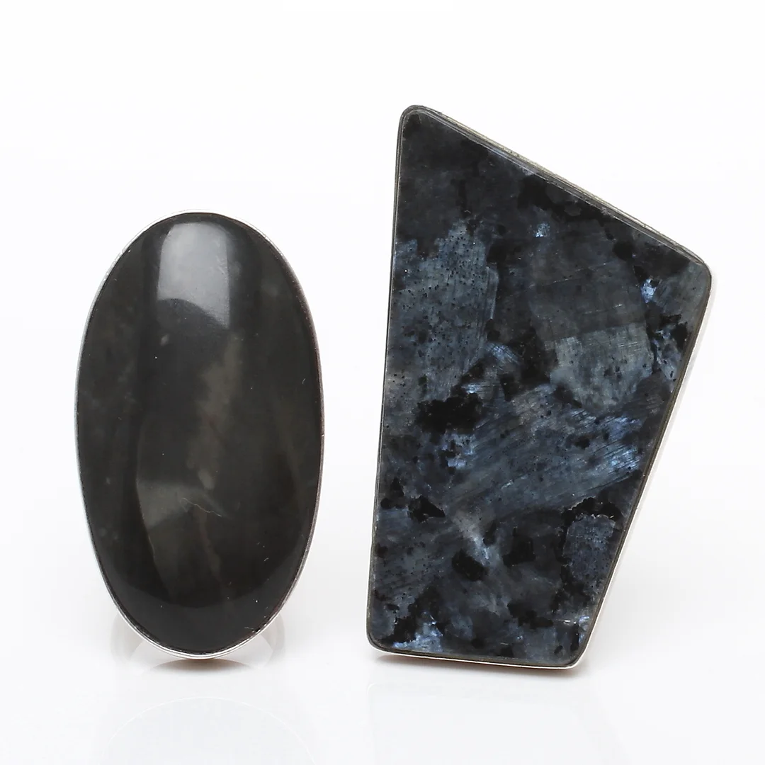 RINGAR 2 st, silver med slipade stenar, 1900/2000-tal. — Rings — Auktionshuset Kolonn