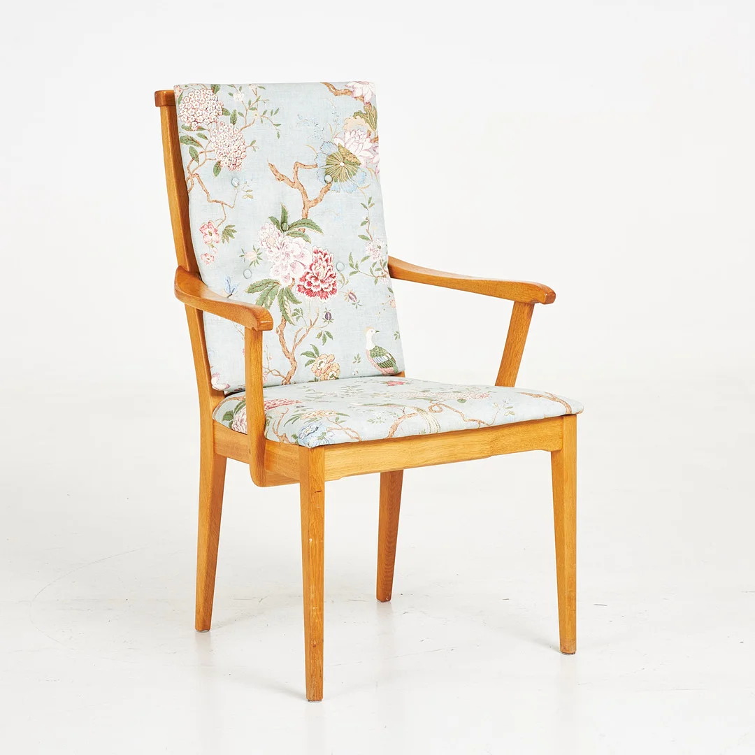 CARL MALMSTEN. Karmstol, "Vapensmeden", stomme i ek, textilklädd sitt- och ryggplymå. — Armchairs & Chairs — Stockholms Auktionsverk Sickla