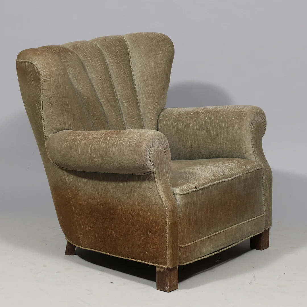 Lænestol med ben af bøg, betrukket med grønt velour. 1940'erne. — Armchairs & Chairs — Palsgaard Kunstauktioner