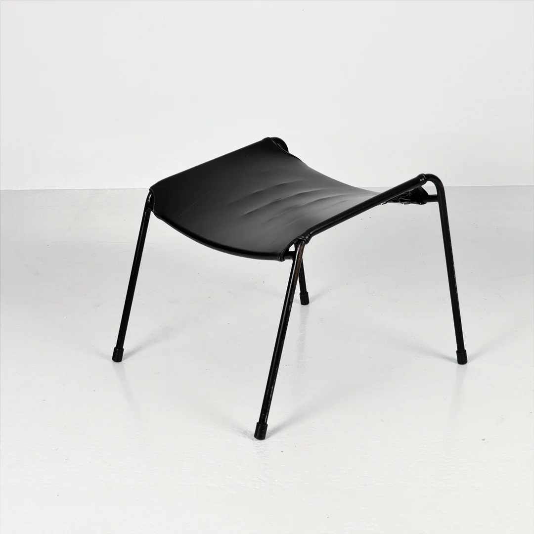 ALF SVENSSON. Fotpall, Bra Bohag 1900-talets andra hälft. — Armchairs & Chairs — Auktionsverket Engelholm