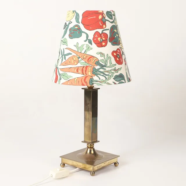 SÖLVE CARLSSON. Bordslampa, mässing med textilskärm, Helsingborg.