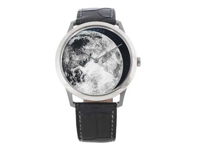 HERMÈS, Slim d´Hermès "Clair de Lune", Cal H1950, Serie nr, 3487079 (10/36), Ref nr. W054322WW00, Boett nr, CA2.942i. herrur, 39,5 mm, titan/vitguld, automatisk (microrotor), safirglas, glasbaksida, läderband, originalspänne i 18K vitguld, cert, juli 2021, box, ytterkartong, Limiterad och numrerad. (Nr 10/36).