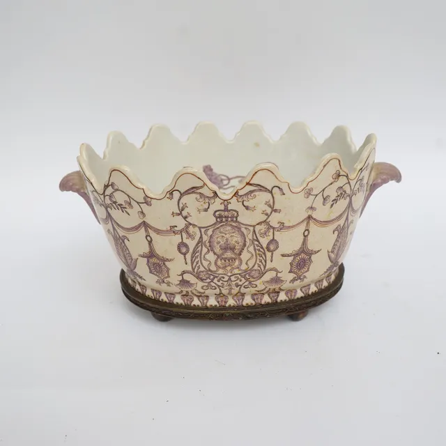 JARDINIERE, 1900-tal, med tryckt dekor, dubbla hänklar, fotring av metall och klotformade fötter.