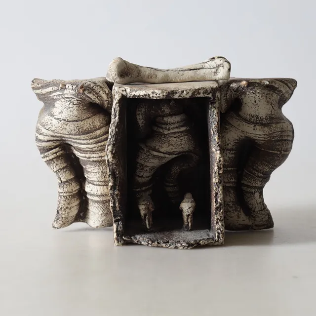 ULLA VIOTTI. Väggskulptur, stengods, etikettmärkt.