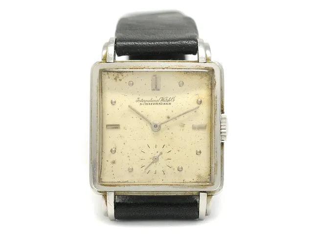 INTERNATIONAL WATCH Co. Schaffhausen, herrur, 27,5 x 28 (37,5) mm, Cal 62, Serie nr. 1142285, Boett nr. 1206765, stål (staybrite), manuell, plexiglas, liten sekundvisare, skadad urtavla (4/10), läderband, ca 1947.