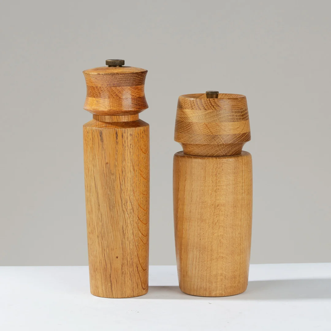 DANSK DESIGN. Et par peberkværne af egetræ, Dane Wood m.fl., Danmark, 1900-tallets anden halvdel, (2). — Miscellaneous — Palsgaard Kunstauktioner
