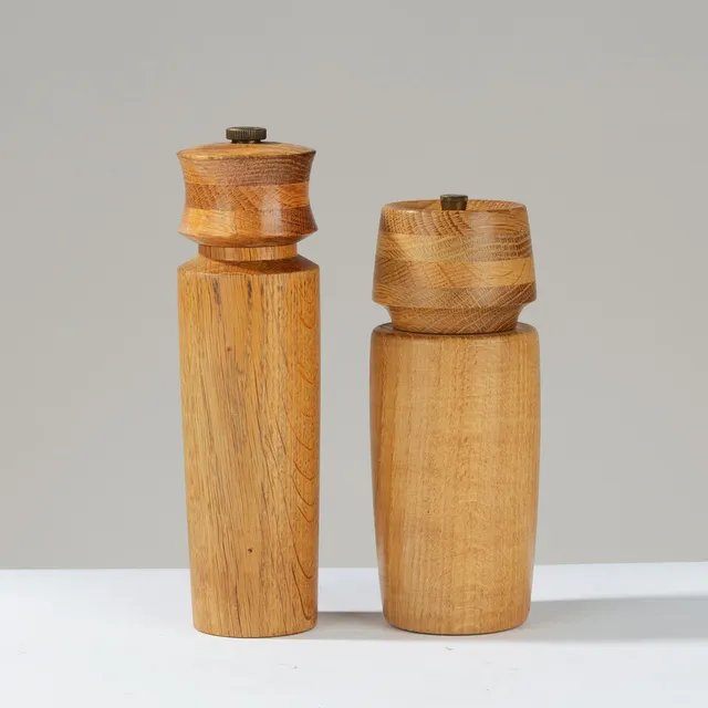 DANSK DESIGN. Et par peberkværne af egetræ, Dane Wood m.fl., Danmark, 1900-tallets anden halvdel, (2).