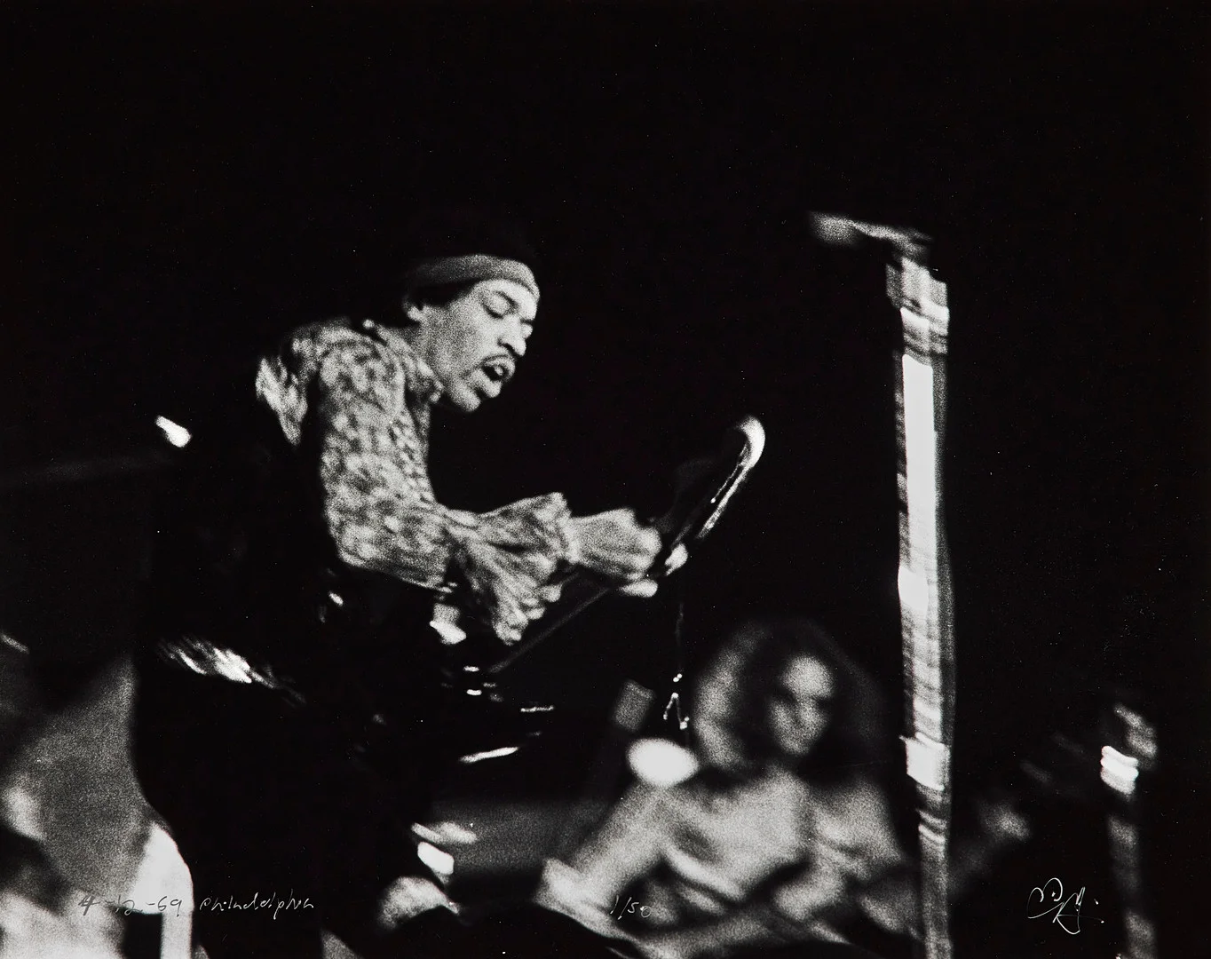 ED FINNELL (USA/SVERIGE, FÖDD 1956). Jimi Hendrix, Philadelphia Spectrum, April 12, 1969, darkroom made silver gelatin fotografi, Ilford Multigrade V RC papper, numrerad 1/50. — Photography — Stockholms Auktionsverk Sickla