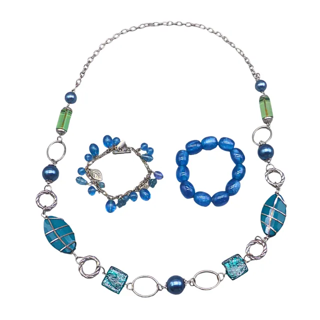 BLAU-TÜRKISES SCHMUCKSET AUS HALSKETTE UND ZWEI ARMBÄNDERN.
