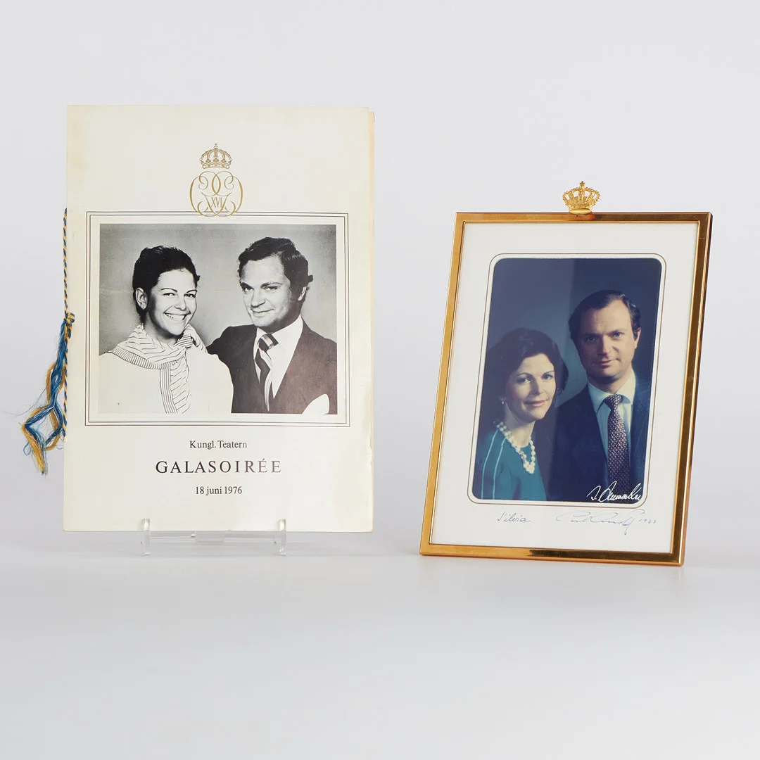 CARL XVI GUSTAF - SILVIA, egenhändigt signerat färgfotografi, 1987, ram med kunglig krona. Teaterprogram, Kungliga Teatern "Galasoirée", 1976. — Autographs & Manuscripts — Crafoord Auktioner Stockholm
