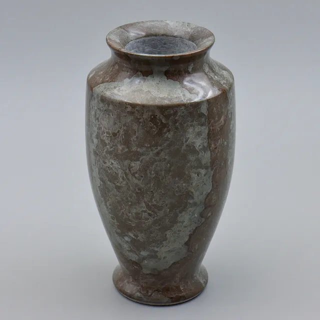 JAN JOHANSSON. VAS I SVARVAD ÖLANDSSTEN (20cm) ÖLÄNDSKT HANTVERK, 1900-TALETS ANDRA HÄLFT.