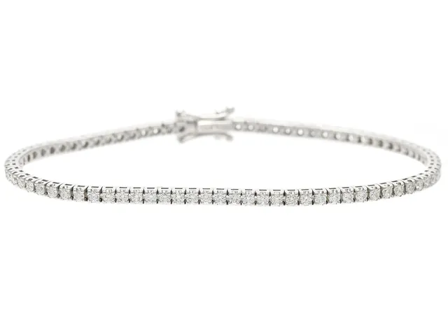 TENNISARMBAND, 18K vitguld, 81 briljantslipade diamanter ca 1,66 ctv, ca TW-TCr/VVS-VS, längd 16,5 cm, vikt 7,4 g.