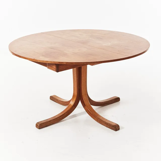 JOSEF FRANK. Matbord, Firma Svenskt Tenn, modellnummer 771, formgivet omkring 1936, fot av massiv mahogny, skivan fanerad i mahogny med kantintarsia av ljus björk, två iläggsskivor.